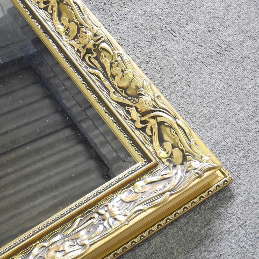 A large gilt framed wall mirror, 121 x 94cm, together with another smaller and a print (3) - Bild 4 aus 7