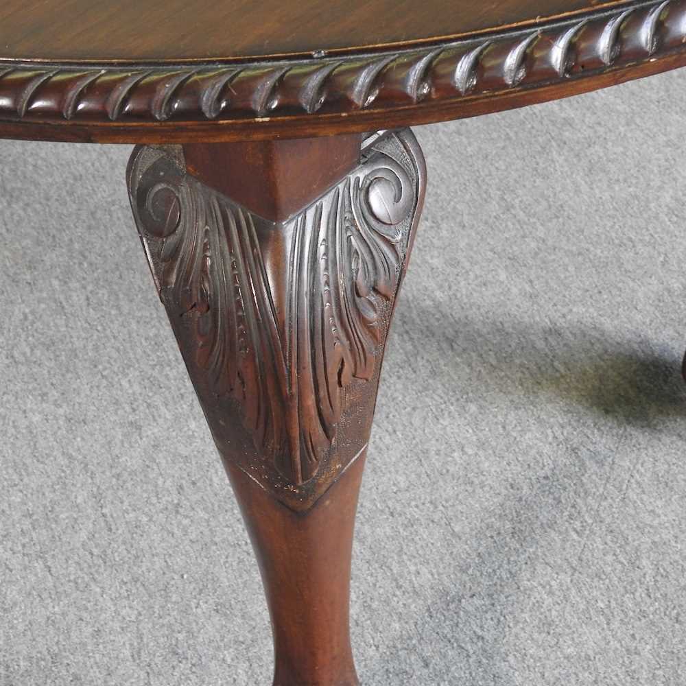 An early 20th century wind out extending dining table, of oval shape, on claw and ball feet, with an - Bild 5 aus 8