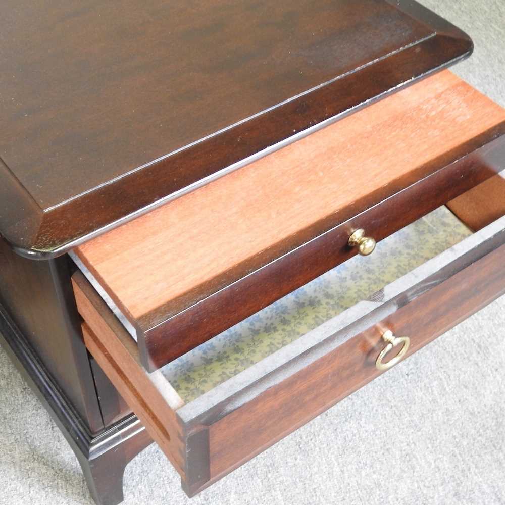 A pair of Stag bedside chests (2) 52w x 46h x 50d cm - Bild 4 aus 6