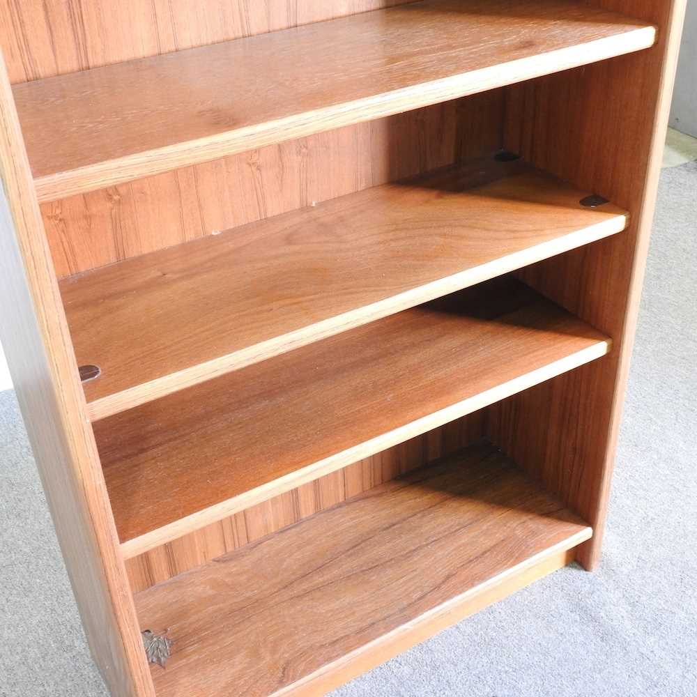 A 1970's Danish UP teak standing open bookcase 83w x 194h x 33d cm - Bild 3 aus 5