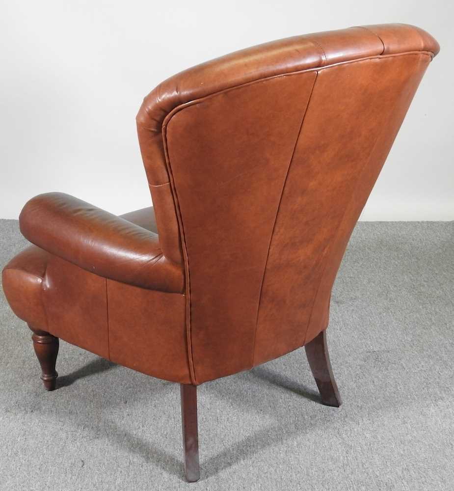 A modern brown leather upholstered button back armchair, on turned legs - Bild 4 aus 4