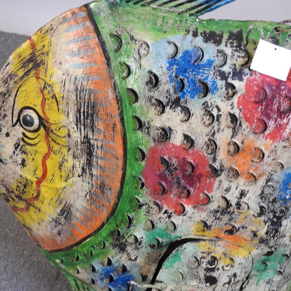 A large painted model of a fish, 80cm high - Image 3 of 3