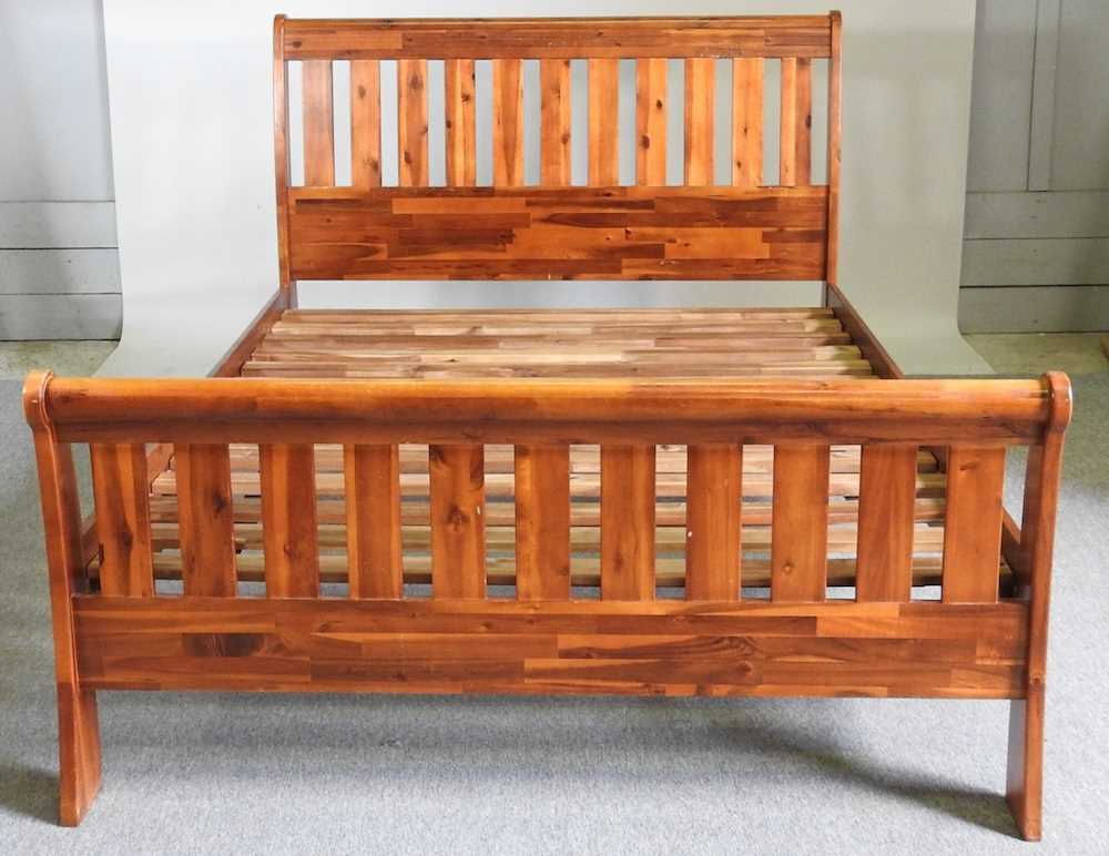 A modern Morris Furniture double bedstead, with a slatted wooden base 145cm wide - Bild 3 aus 7