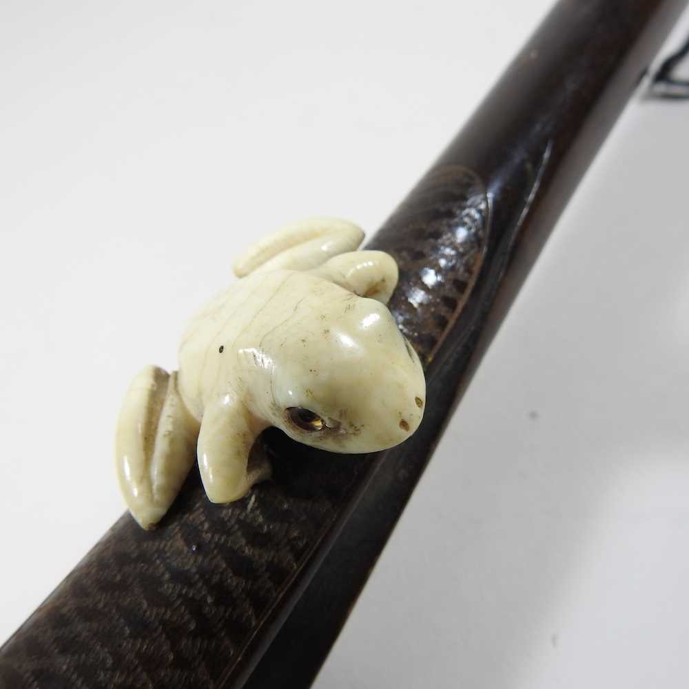 An early 20th century Japanese parasol, the handle carved to simulate a leather strap, decorated - Bild 4 aus 15
