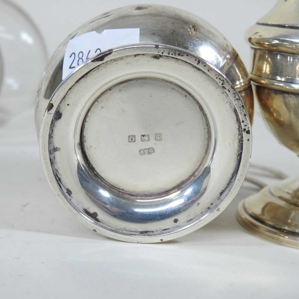 A modern silver sugar caster, of baluster shape, with a removable cover, Birmingham 1961, 111g, 17cm - Bild 5 aus 5