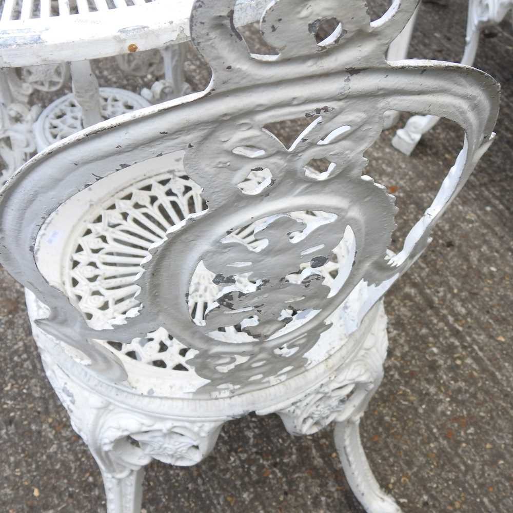 A white painted metal circular garden table, together with a pair of chairs and three others similar - Bild 2 aus 4