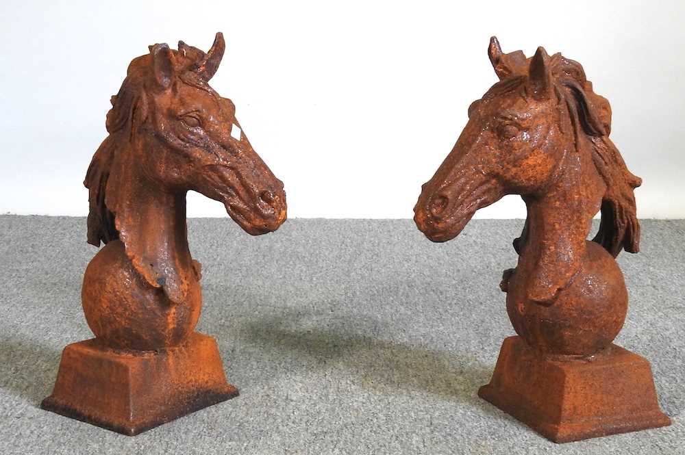 A pair of rusted metal horse head gatepost finials, on balls (2) - Bild 2 aus 2