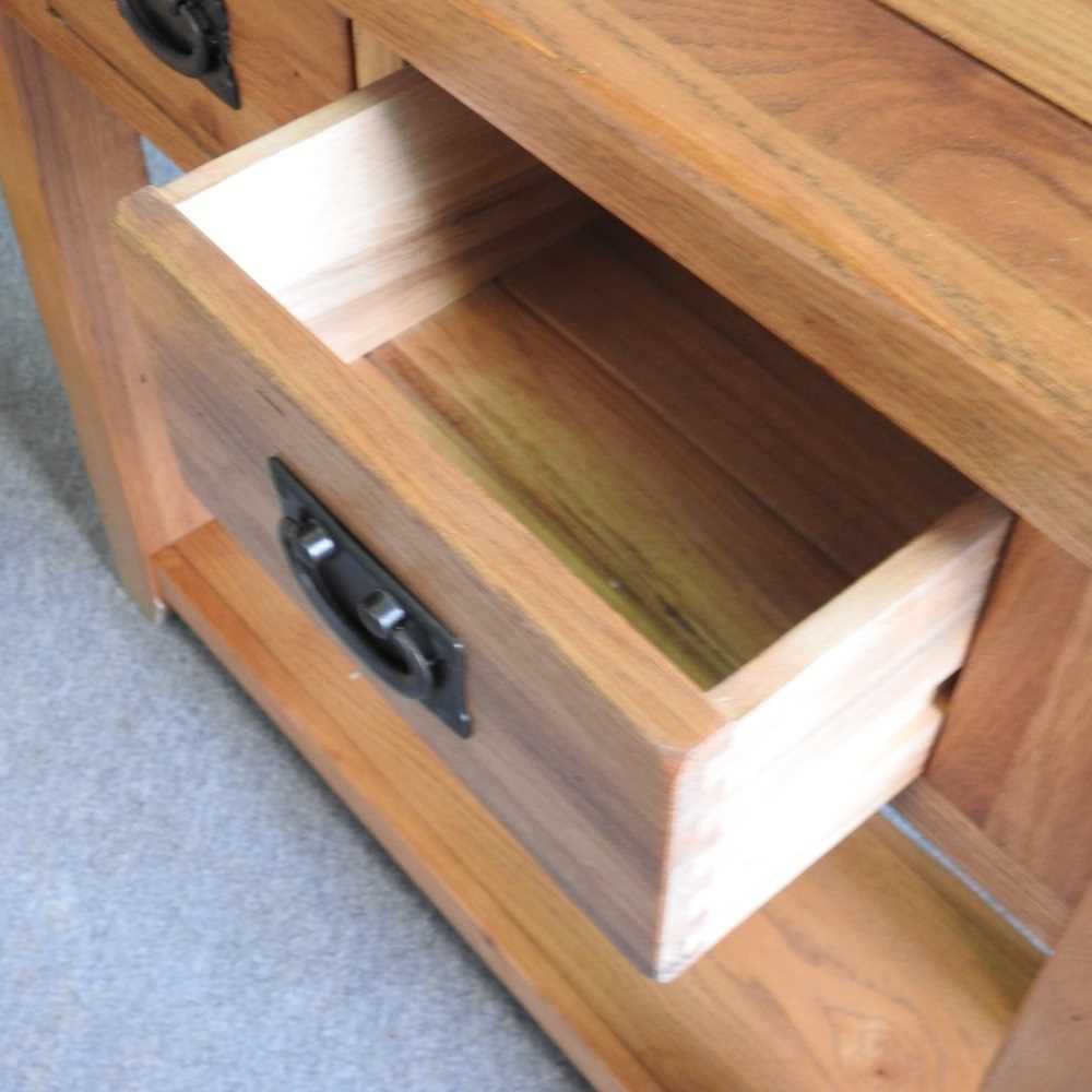 A modern light oak side cabinet, together with an oak side table, with two drawers, 91cm wide (2) - Image 4 of 6