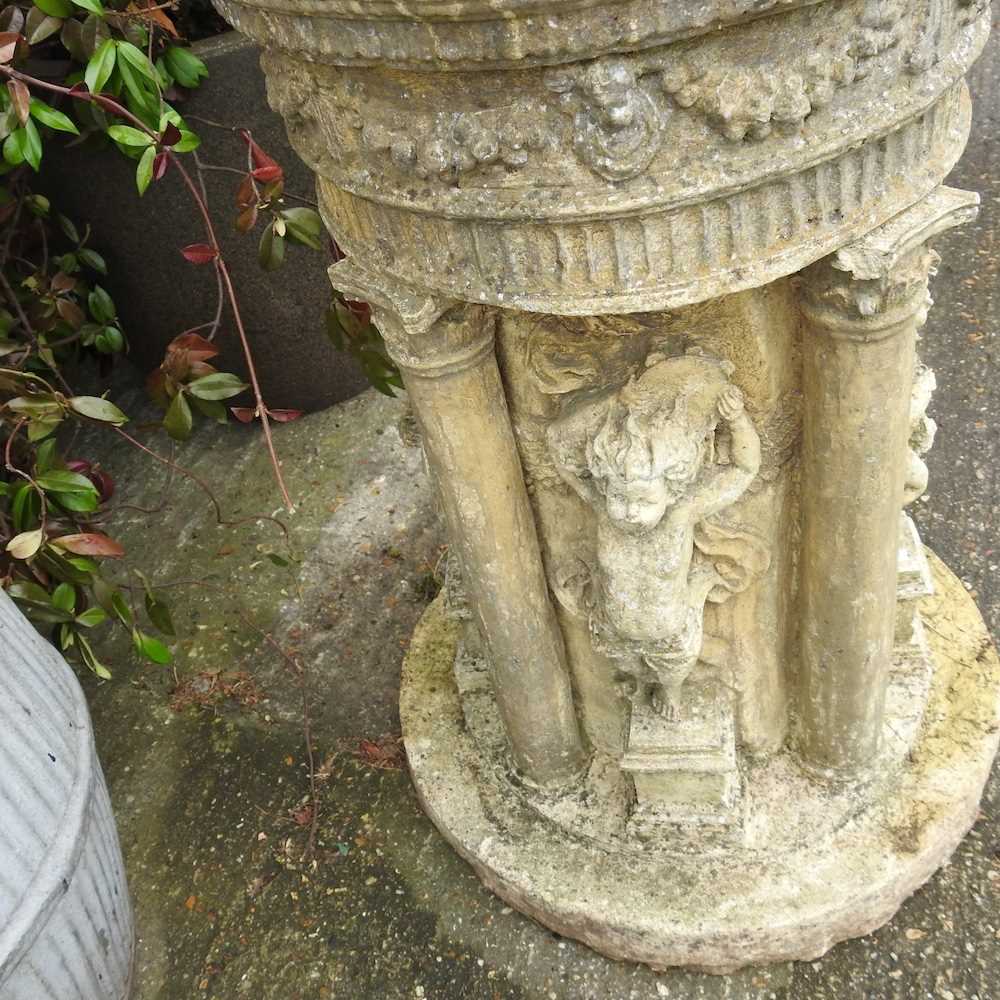 A large cast stone font, decorated with classical columns and cherubs, 80cm high - Bild 5 aus 7