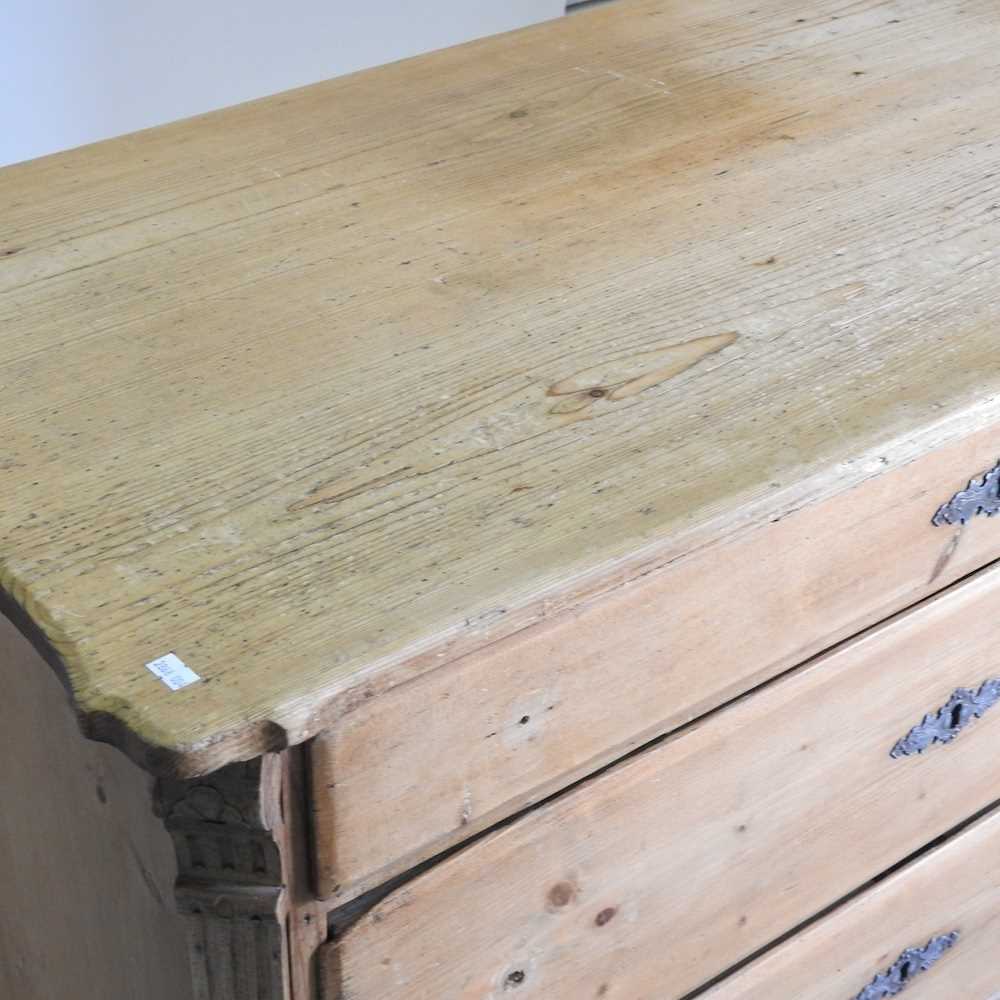 An early 20th century continental pine chest, containing four long drawers, on bun feet 102w x 52d x - Bild 3 aus 5