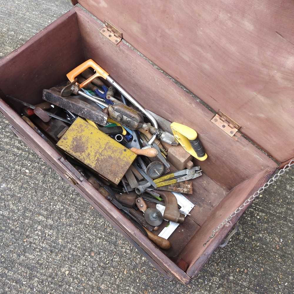 A wooden tool chest, 84cm wide, containing hand tools - Bild 3 aus 3