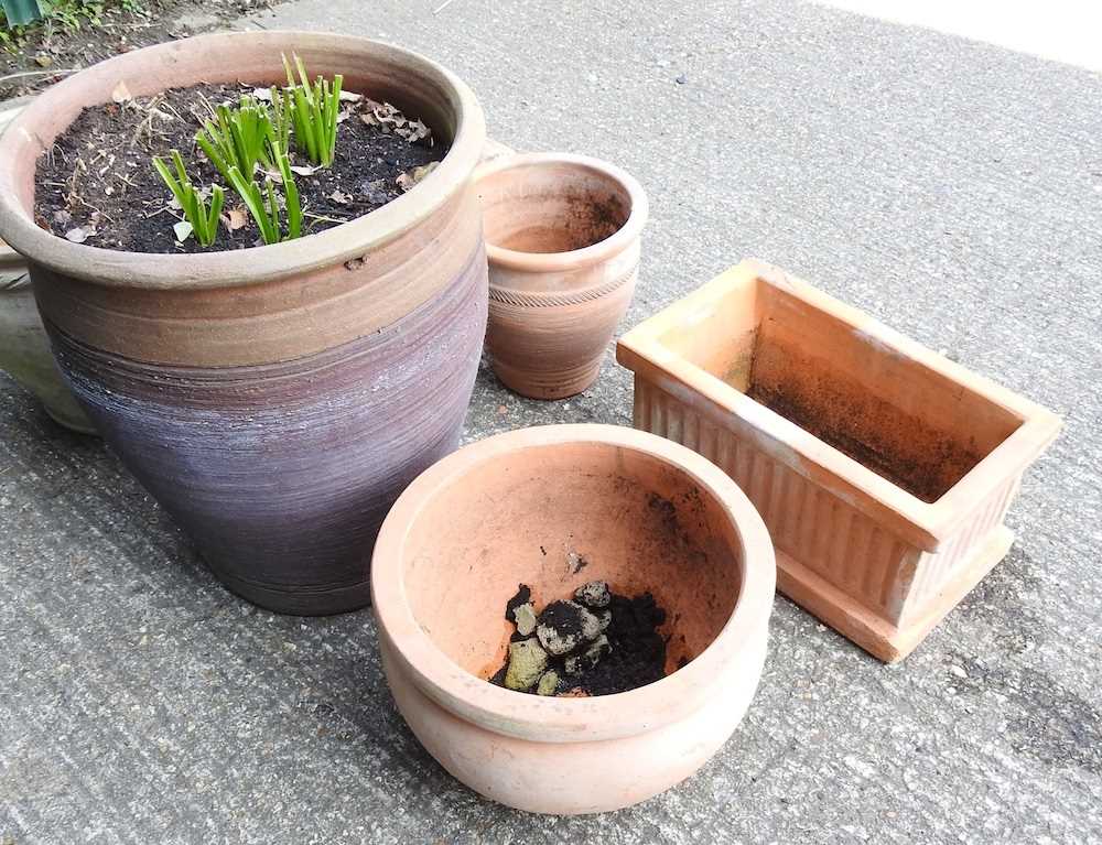 A terracotta garden pot, 48cm high, together with five various garden pots (6) - Image 3 of 3