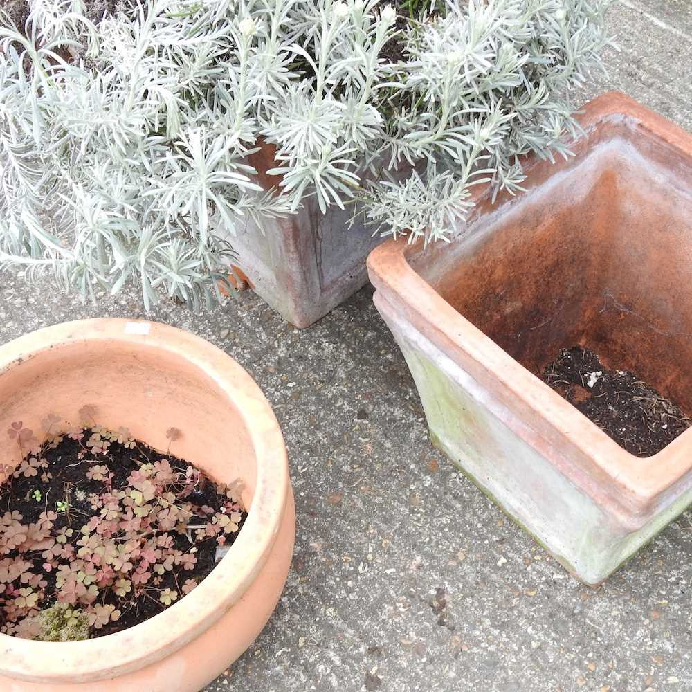 A terracotta pot, 40cm high, together with four other various garden pots (5) - Image 5 of 5