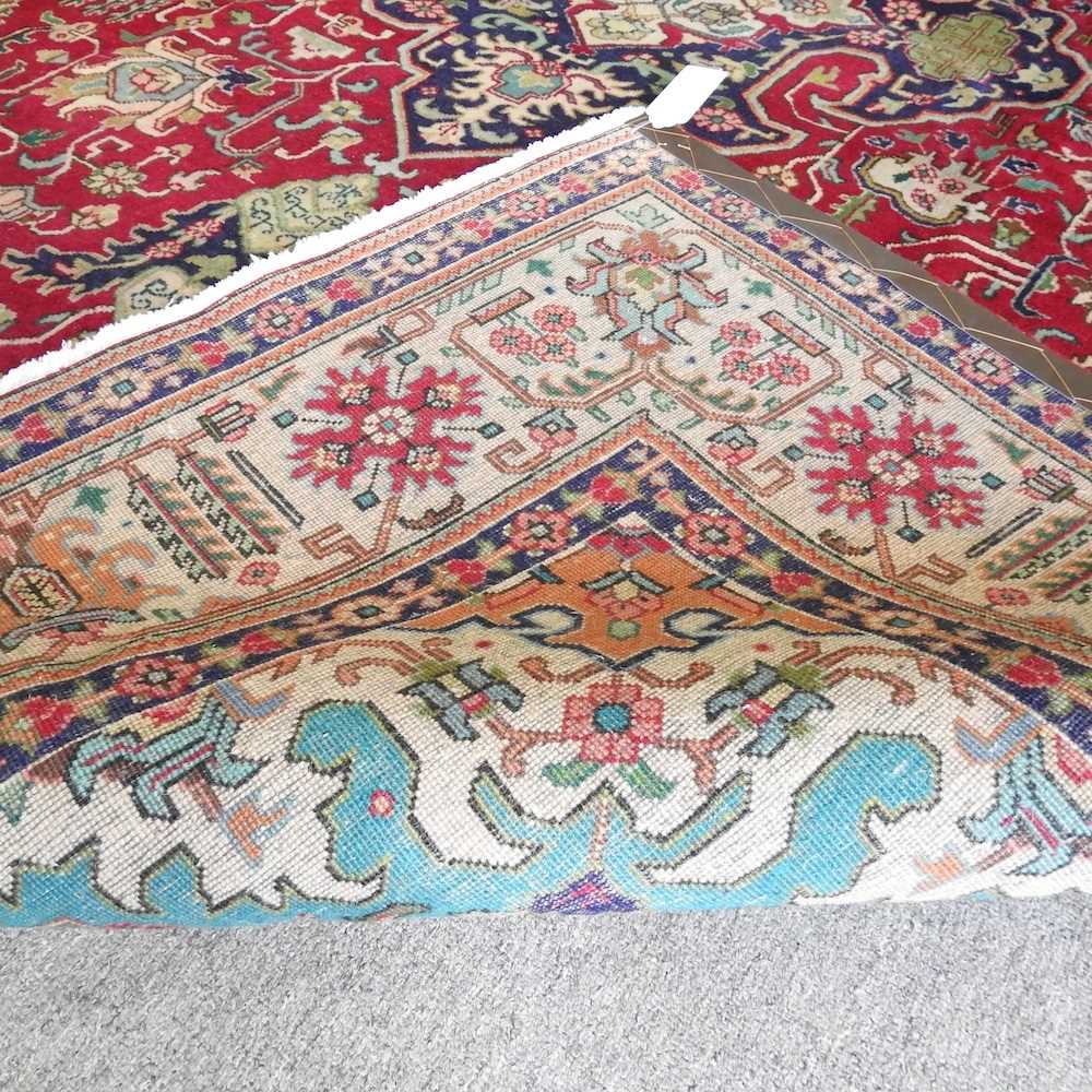 A Persian heriz carpet, with all over foliate designs, on a red field, 347 x 247cm - Bild 2 aus 3