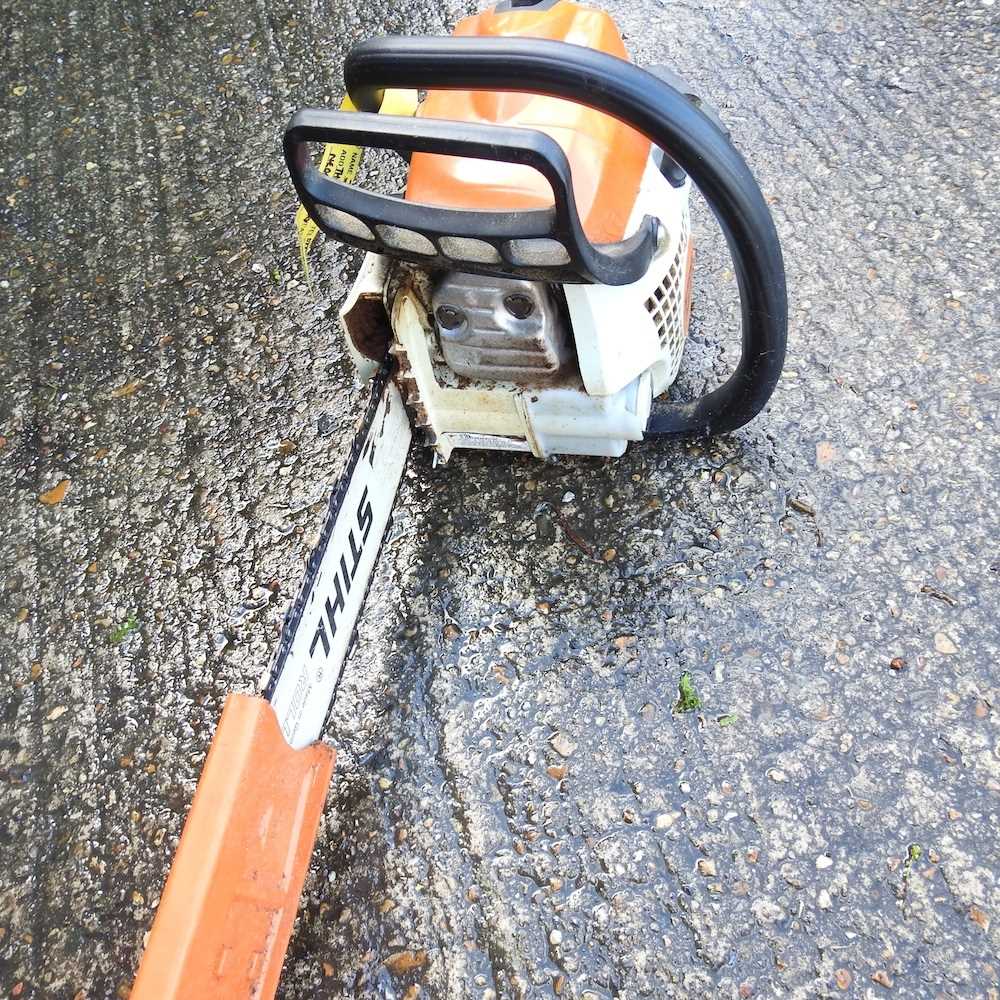 A Stihl petrol chainsaw - Bild 2 aus 3