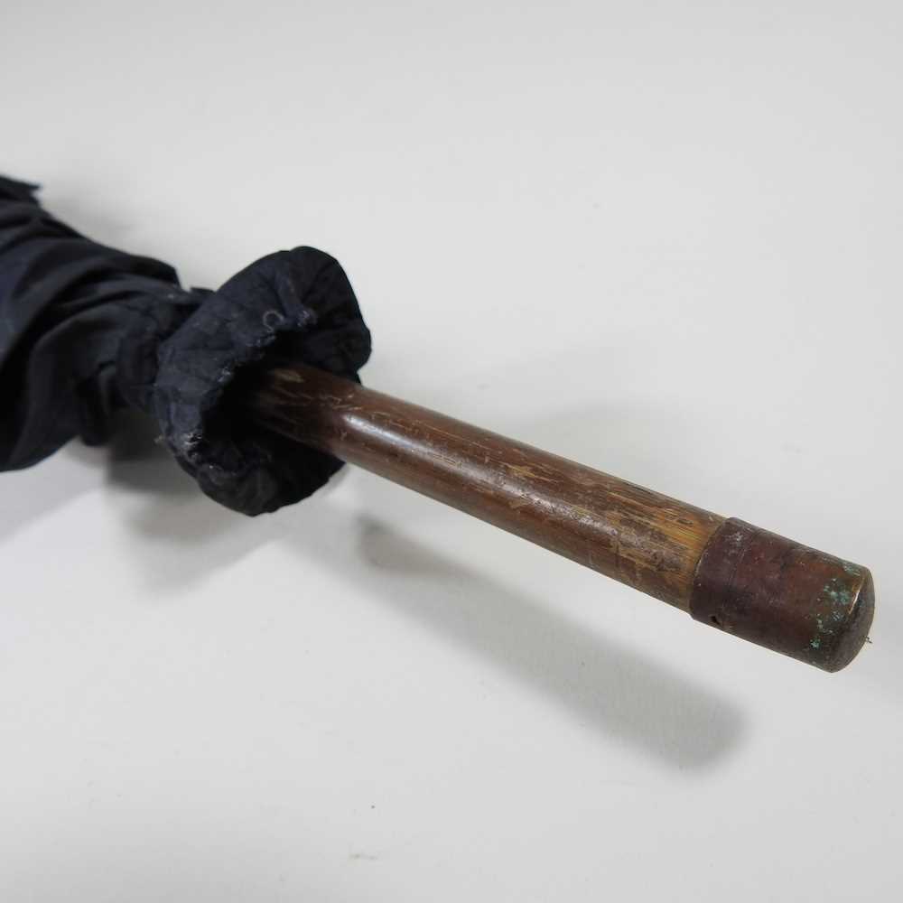 An early 20th century Japanese parasol, the handle carved to simulate a leather strap, decorated - Bild 12 aus 15