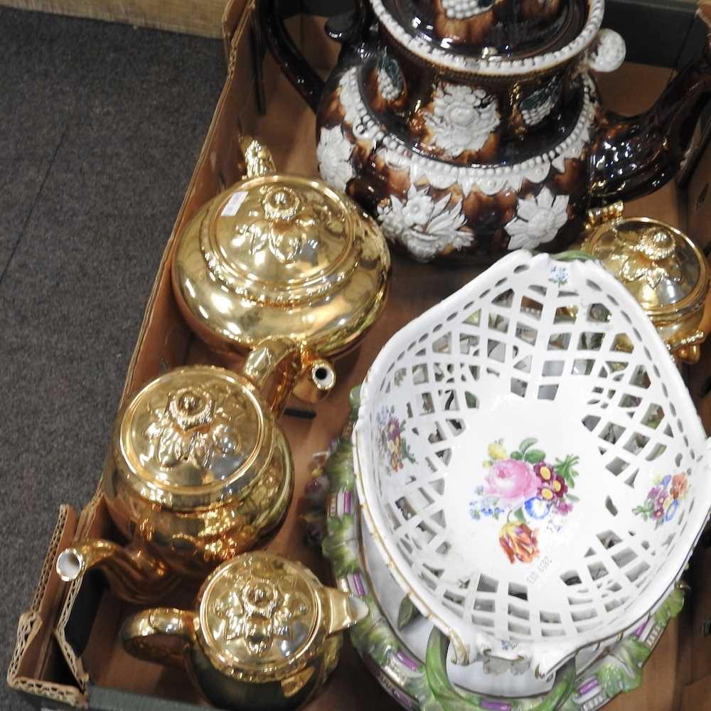 A Dresden porcelain figural basket, together with a Barge ware teapot, a Meissen style - Bild 7 aus 7