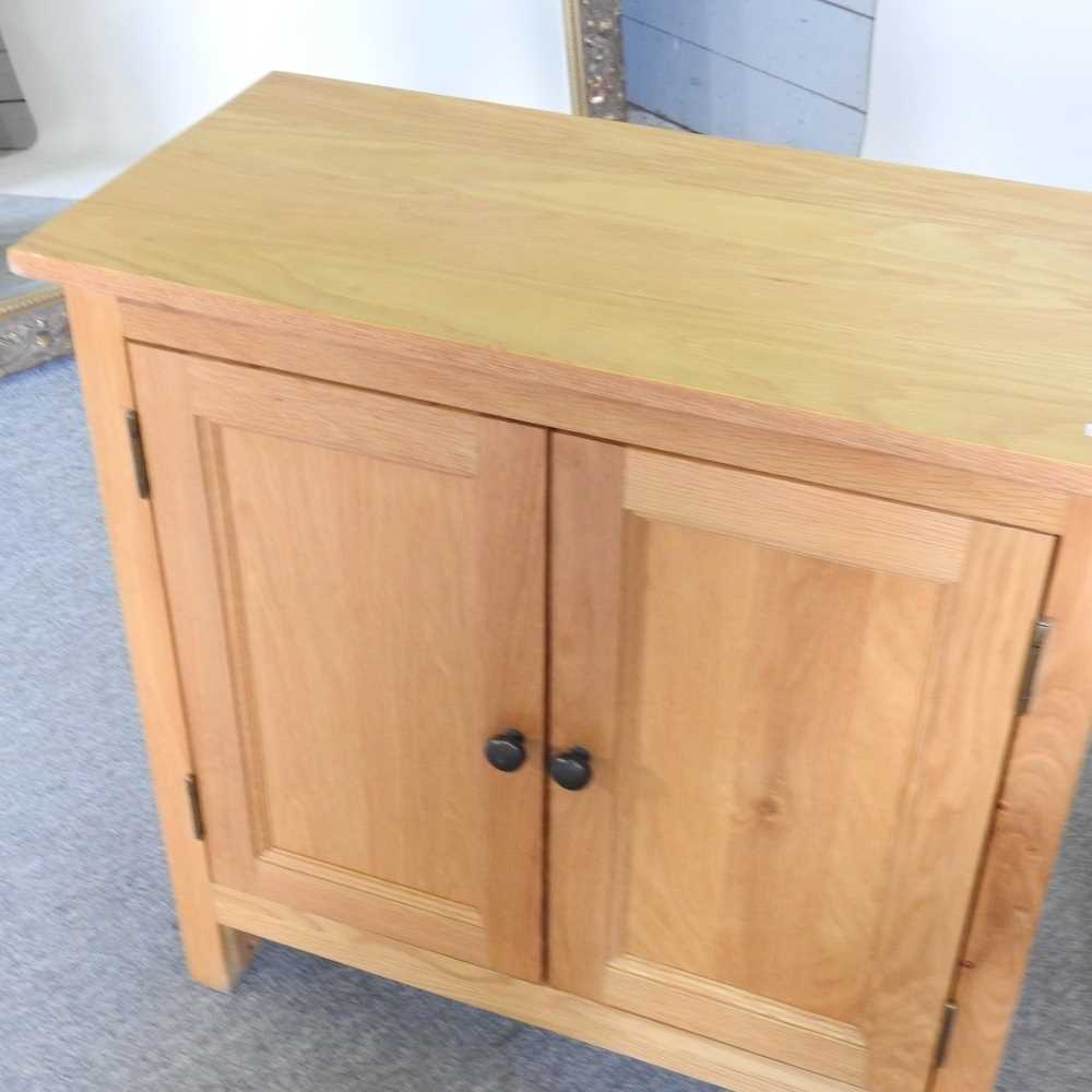 A modern light oak side cabinet, together with an oak side table, with two drawers, 91cm wide (2) - Image 6 of 6