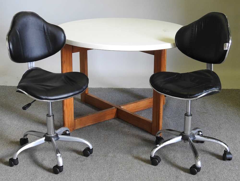 A white painted circular table, together with a pair of office chairs (3) - Bild 3 aus 8