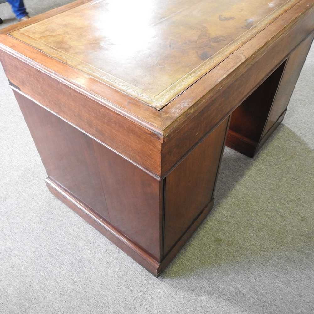 An Edwardian walnut pedestal desk, with an inset top, containing nine short drawers 122w x 68d x 78h - Bild 5 aus 5