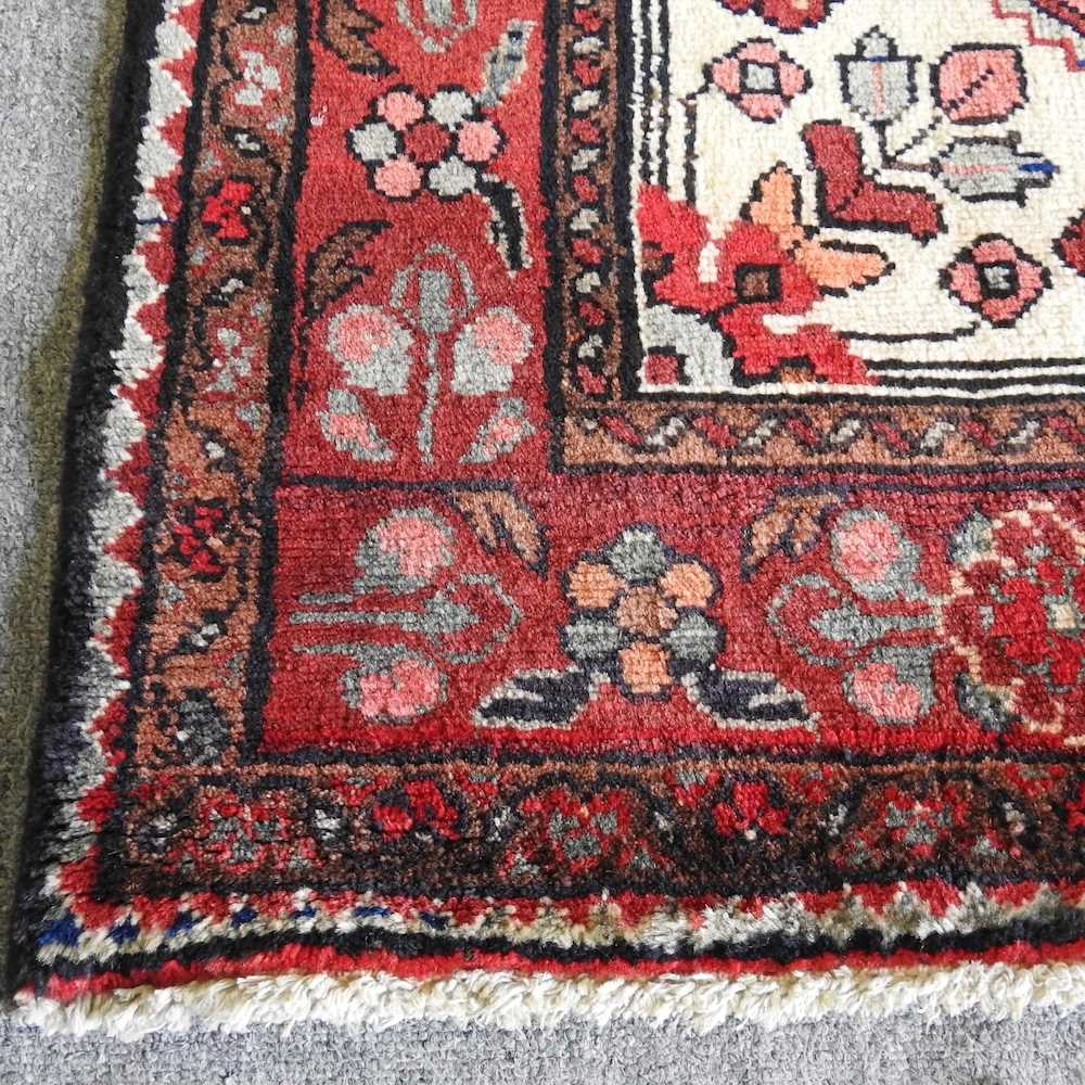 A Malayer runner, with all over flowerhead designs, 300 x 115cm - Image 3 of 3