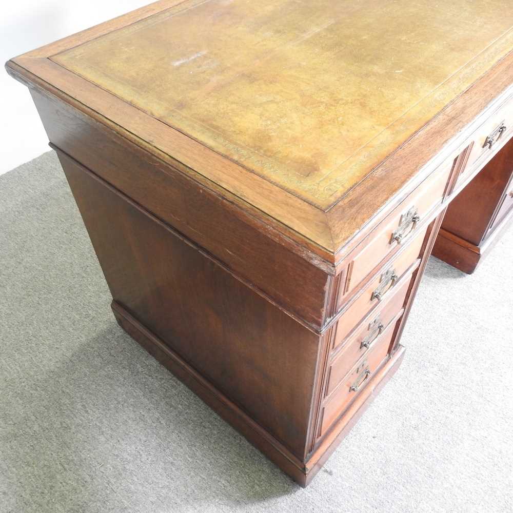 An Edwardian walnut pedestal desk, with an inset top, containing nine short drawers 122w x 68d x 78h - Bild 2 aus 5