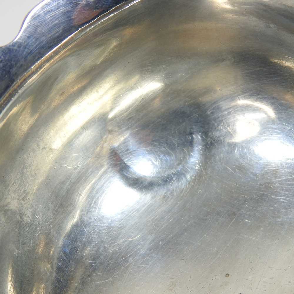 A George II silver sauce boat, of helmet shape, with a flying scrolled handle, on hoof feet, - Bild 2 aus 5