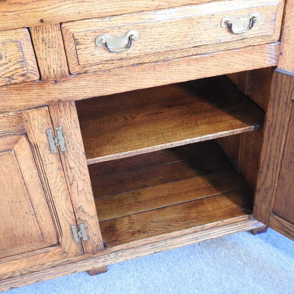 A good quality 17th century style light oak court cupboard, 20th century, having a carved frieze, - Bild 2 aus 5