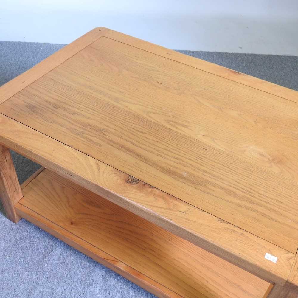 A modern light oak coffee table, 92cm wide, together with a nest of two matching occasional - Bild 3 aus 4