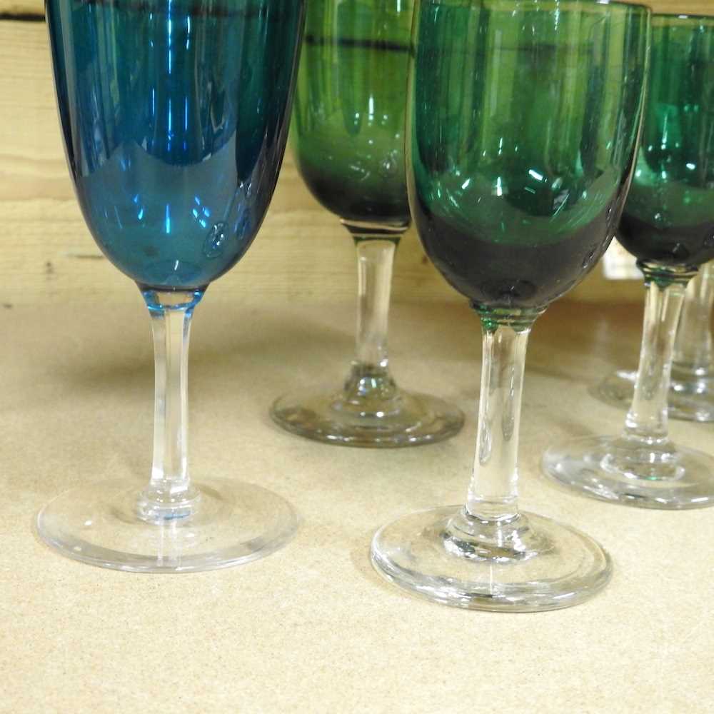 A collection of 19th century coloured drinking glasses - Bild 2 aus 4