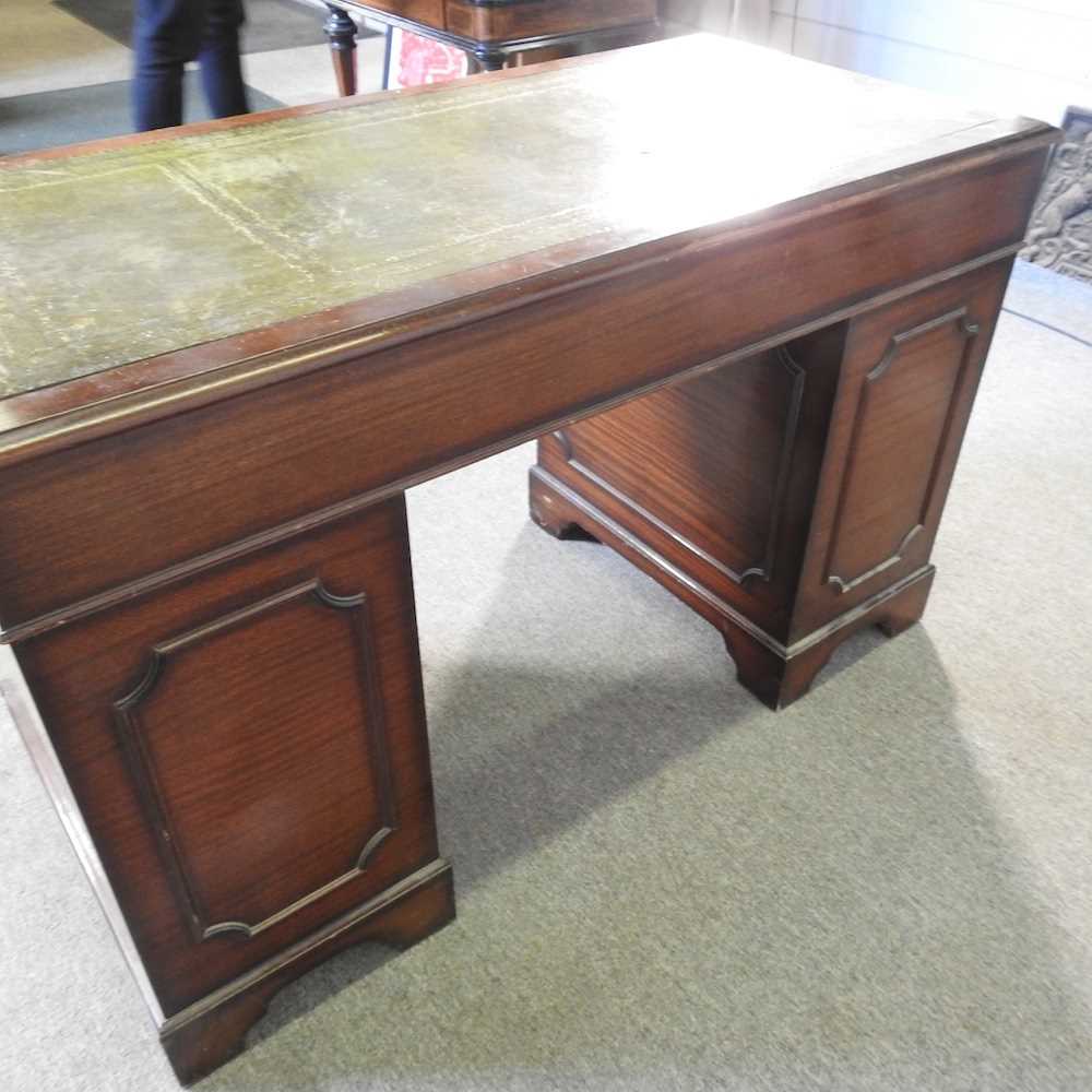 A reproduction pedestal desk, with an inset top 122w x 60d x 77h cm - Image 2 of 5