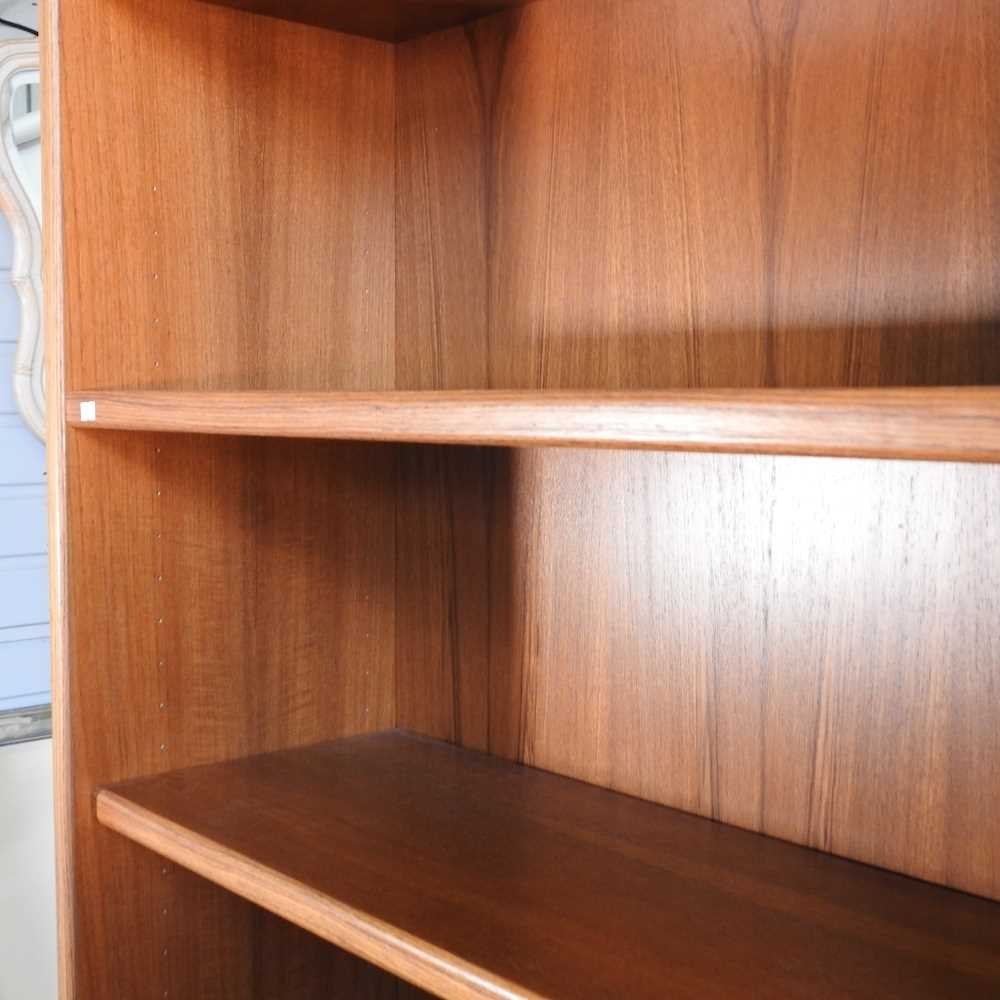 A 1970's Danish UP teak standing open bookcase 83w x 194h x 33d cm - Bild 4 aus 5