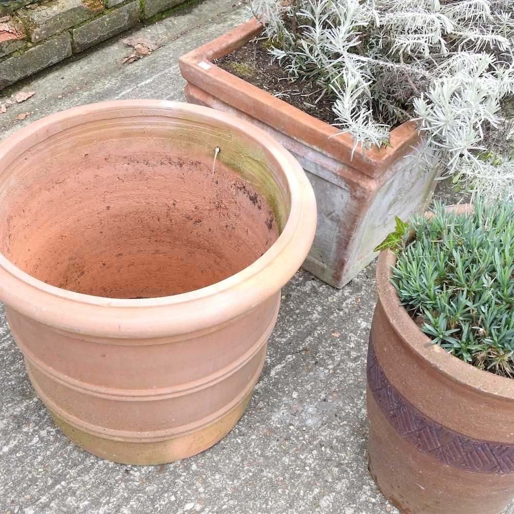 A terracotta pot, 40cm high, together with four other various garden pots (5) - Image 3 of 5