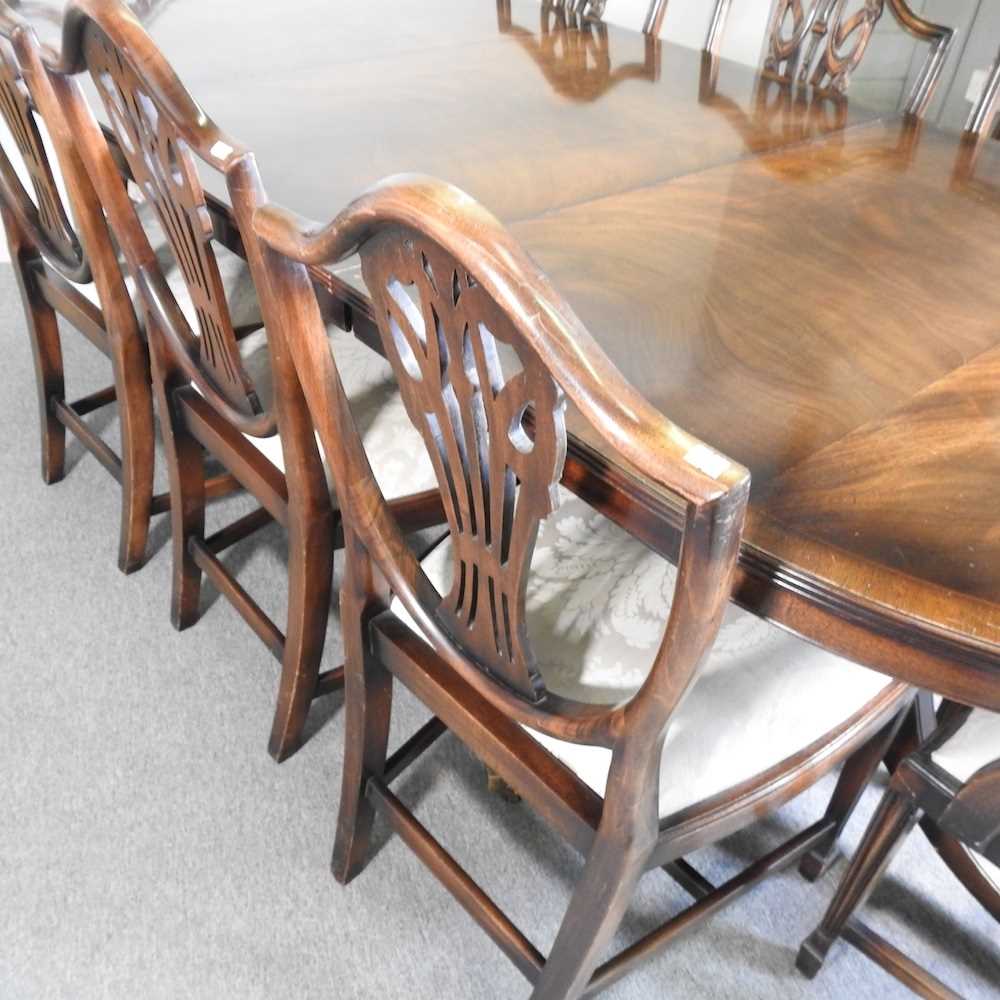 A reproduction mahogany dining suite, comprising a dining table and set of eight Hepplewhite style - Image 4 of 7