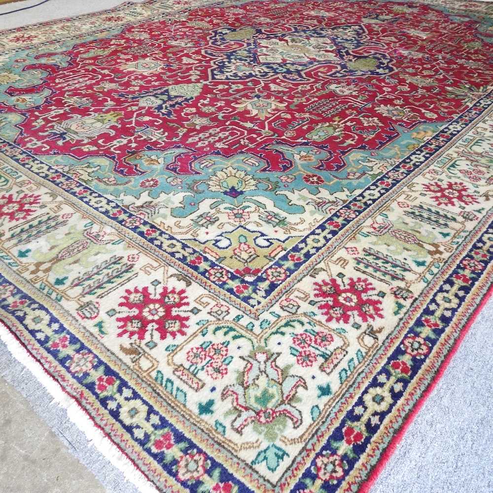 A Persian heriz carpet, with all over foliate designs, on a red field, 347 x 247cm - Bild 3 aus 3