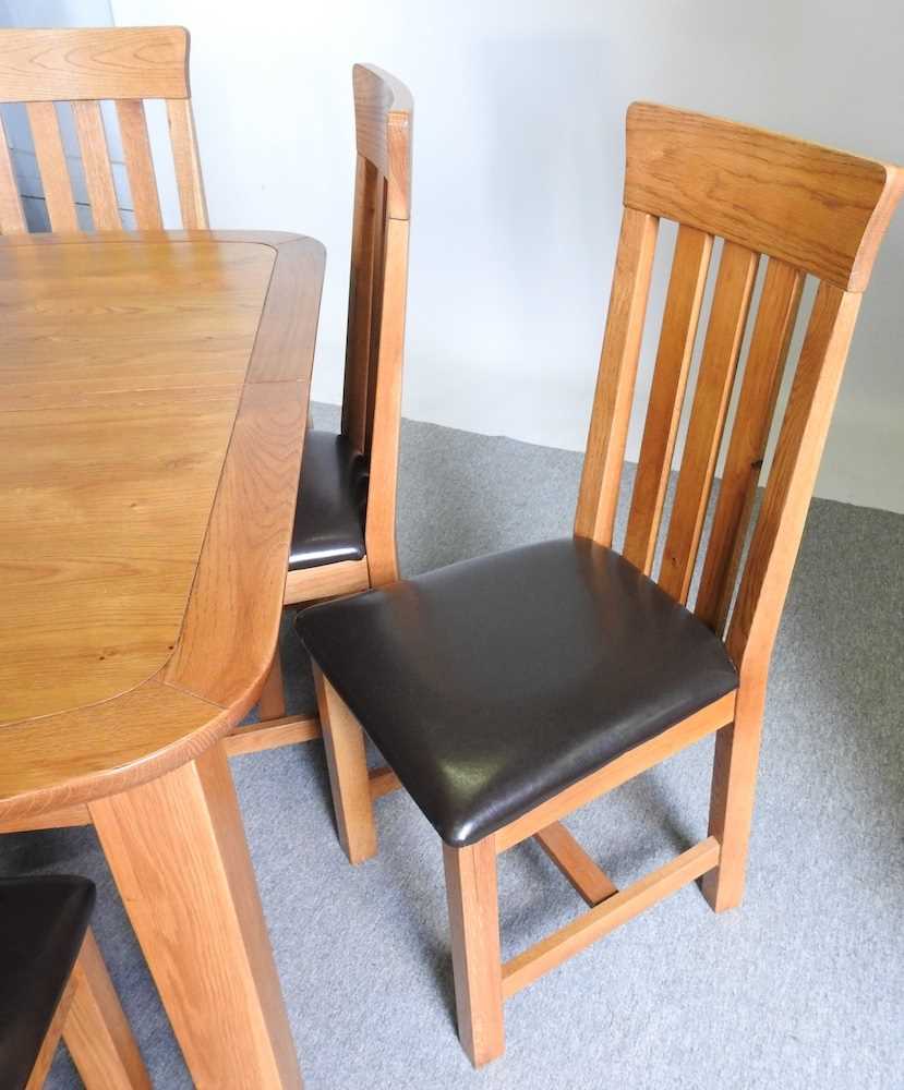 A modern light oak extending dining table, with a set of six dining chairs with brown leather - Image 3 of 4