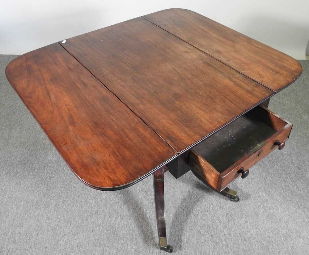 A Regency mahogany breakfast table, on sabre legs 83w x 98d x 70h cm - Bild 4 aus 4