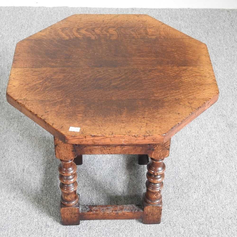 A small oak occasional table, of octagonal shape, 48cm wide - Bild 3 aus 3