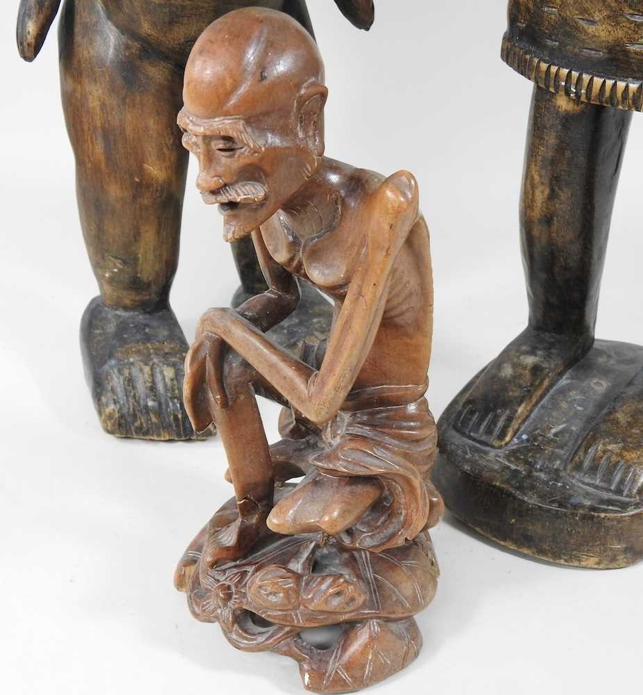 An African carved figure, 74cm high, together with two others and two pairs of mounted taxidermy - Bild 4 aus 6