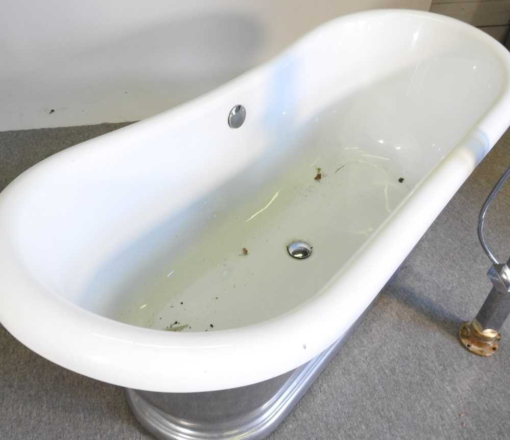 A free standing roll top bath, with a shower attachment 163l x 71w x 67h cm Overall condition is - Image 5 of 7