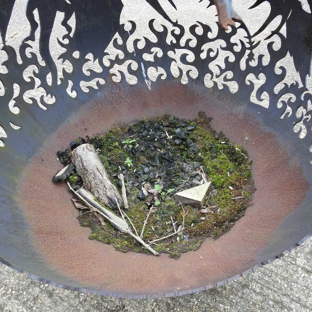 A hand made steel globe firepit, decorated with dragons, on stand, 102cm high - Image 7 of 8