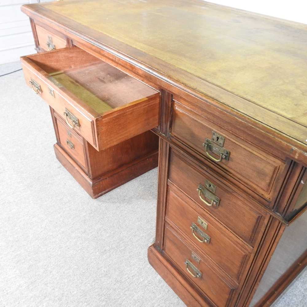 An Edwardian walnut pedestal desk, with an inset top, containing nine short drawers 122w x 68d x 78h - Bild 3 aus 5