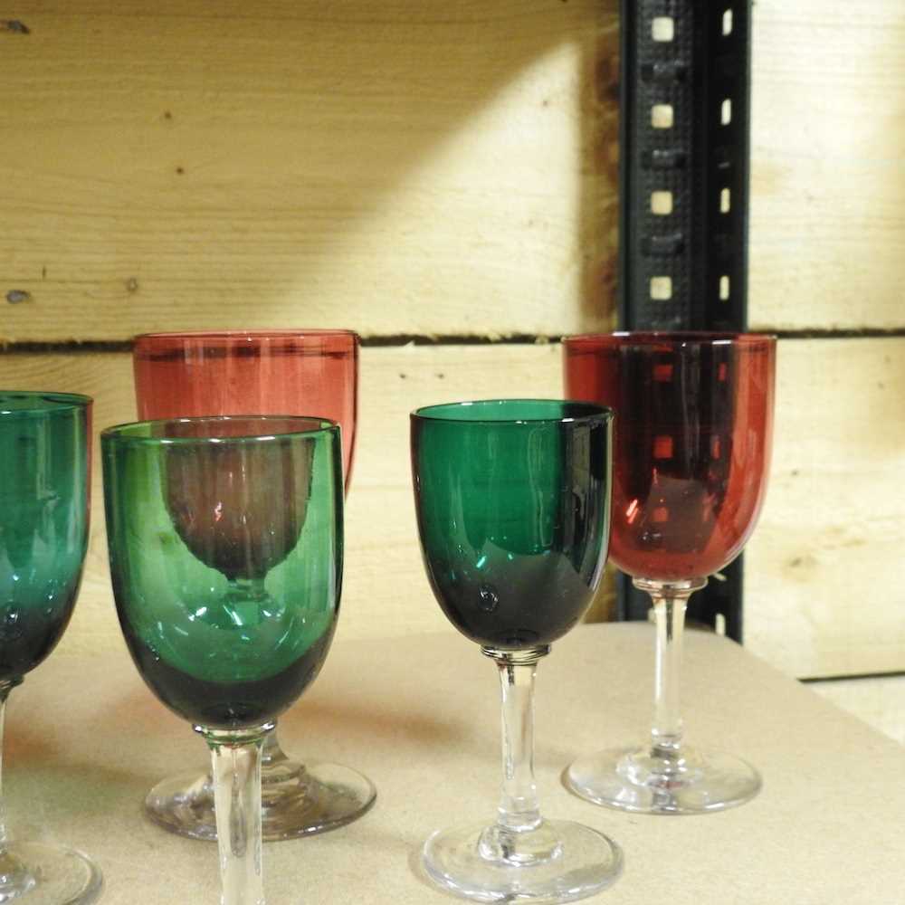 A collection of 19th century coloured drinking glasses - Bild 4 aus 4