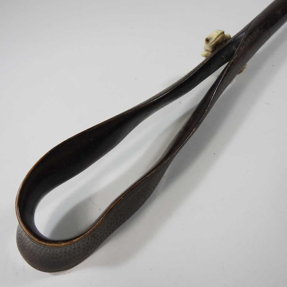 An early 20th century Japanese parasol, the handle carved to simulate a leather strap, decorated - Bild 5 aus 15