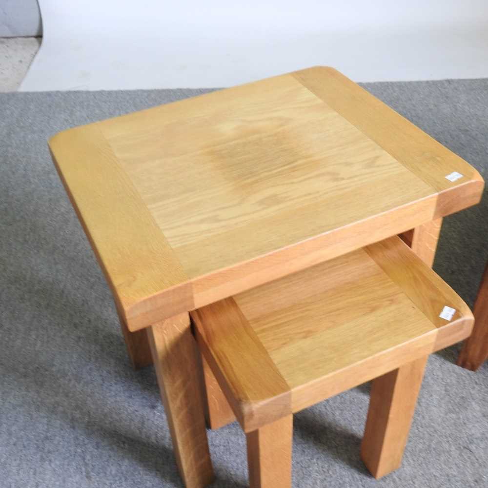 A modern light oak coffee table, 92cm wide, together with a nest of two matching occasional - Bild 4 aus 4