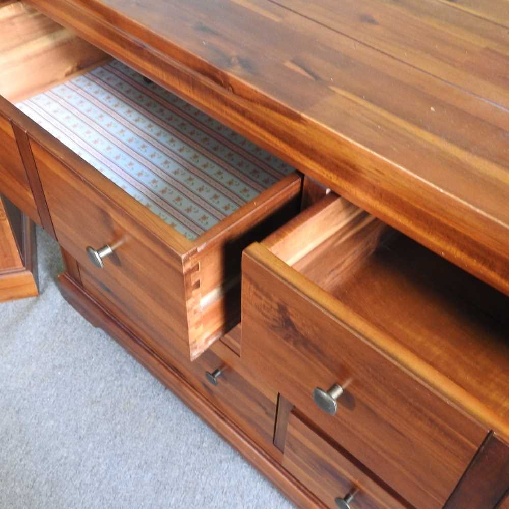 A Morris furniture oak chest of drawers, together with another smaller (2) 130w x 42d x 83h cm - Image 4 of 7