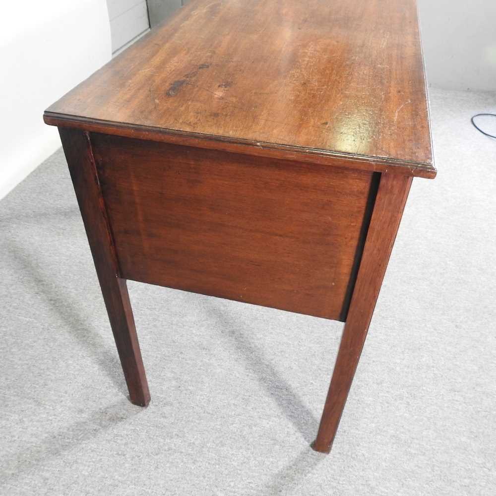 A 19th century mahogany sideboard, on square moulded legs 104w x 53d x 78h cm - Bild 7 aus 7