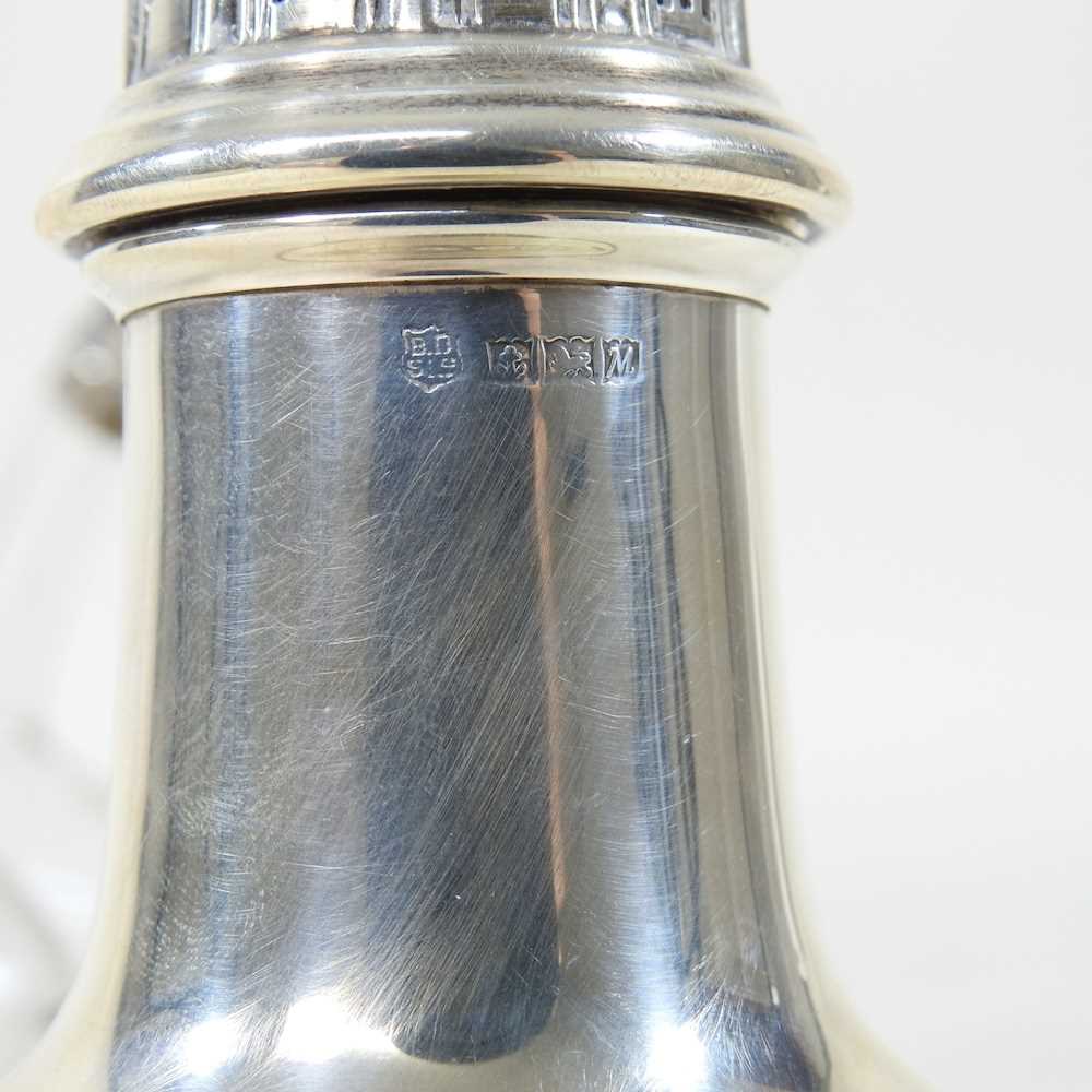 A modern silver sugar caster, of baluster shape, with a removable cover, Birmingham 1961, 111g, 17cm - Bild 4 aus 5