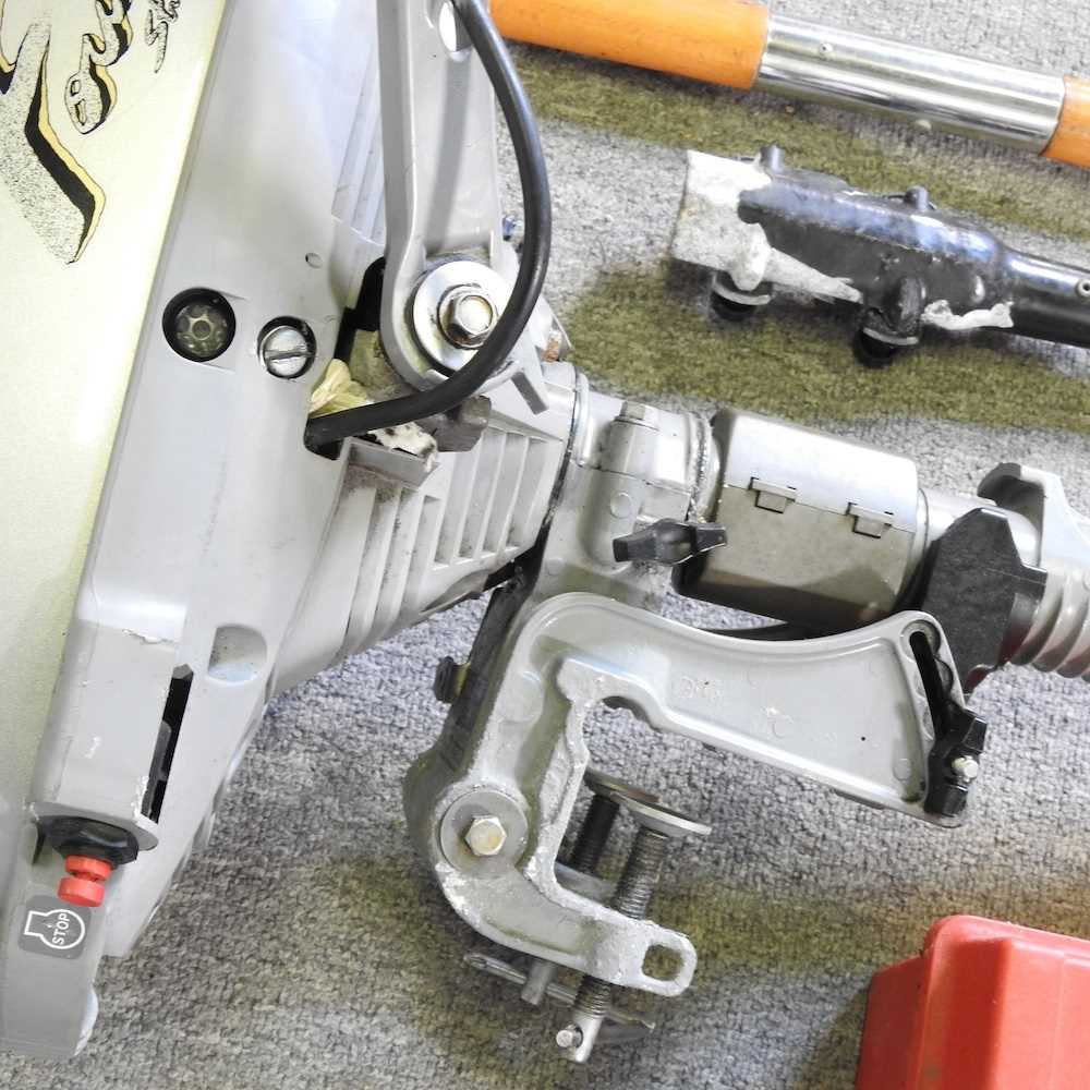 A Honda marine outboard motor, together with a pair of oars and spares - Bild 5 aus 6