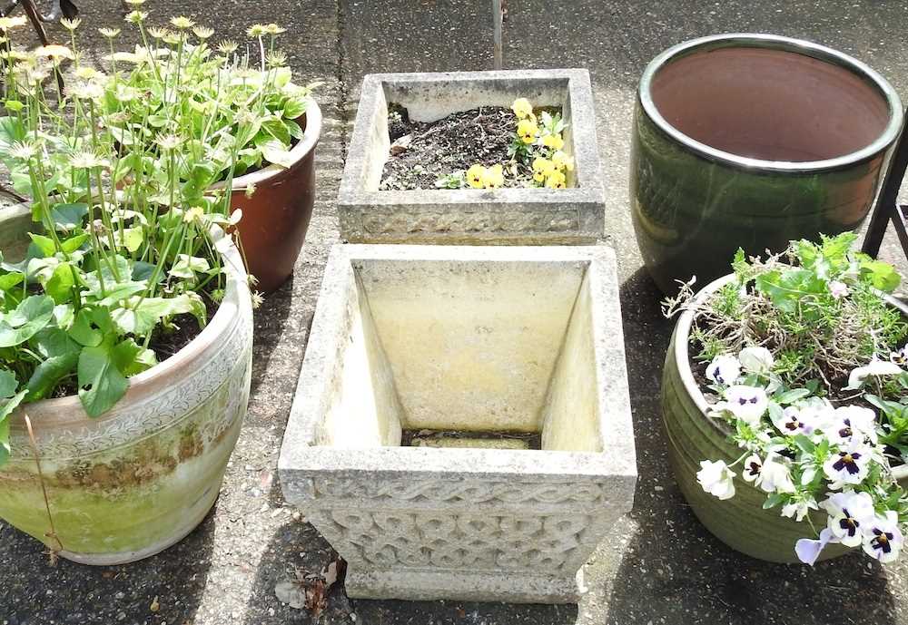 A pair of cast stone garden pots, 40cm wide, together with four various garden pots (6) - Image 3 of 5